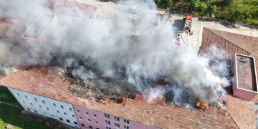 Okulun çatısı çıkan yangında küle döndü