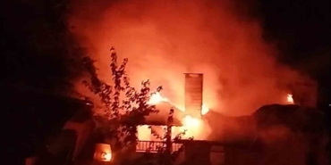 Mangal ateşi 3 katlı binayı yaktı
