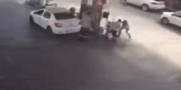 İşten çıkartılma sebebi olarak gördüğü mesai arkadaşını bıçakladı, o anlar kamerada