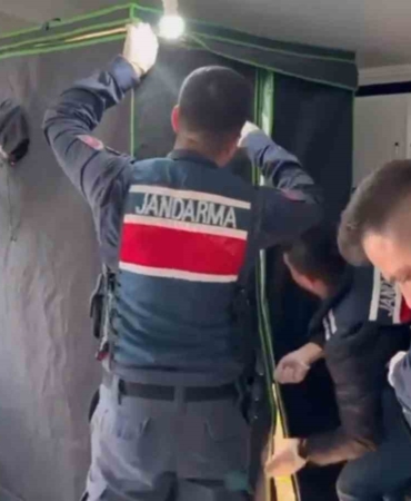 Elbise dolabından uyuşturucu serası çıktı: 4 tutuklama