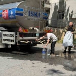 Sarıyer’de çöken yol vatandaşı suyundan etti: Tankerden evlerine bidonlarla su taşıdılar