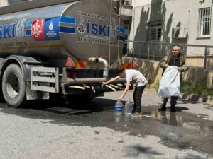 Sarıyer’de çöken yol vatandaşı suyundan etti: Tankerden evlerine bidonlarla su taşıdılar
