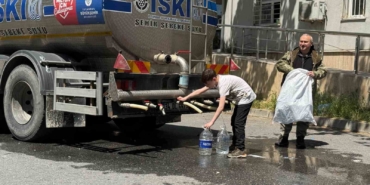 Sarıyer’de çöken yol vatandaşı suyundan etti: Tankerden evlerine bidonlarla su taşıdılar
