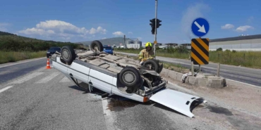 Gönen’de trafik kazası: Takla atan araçta 2 kişi yaralandı