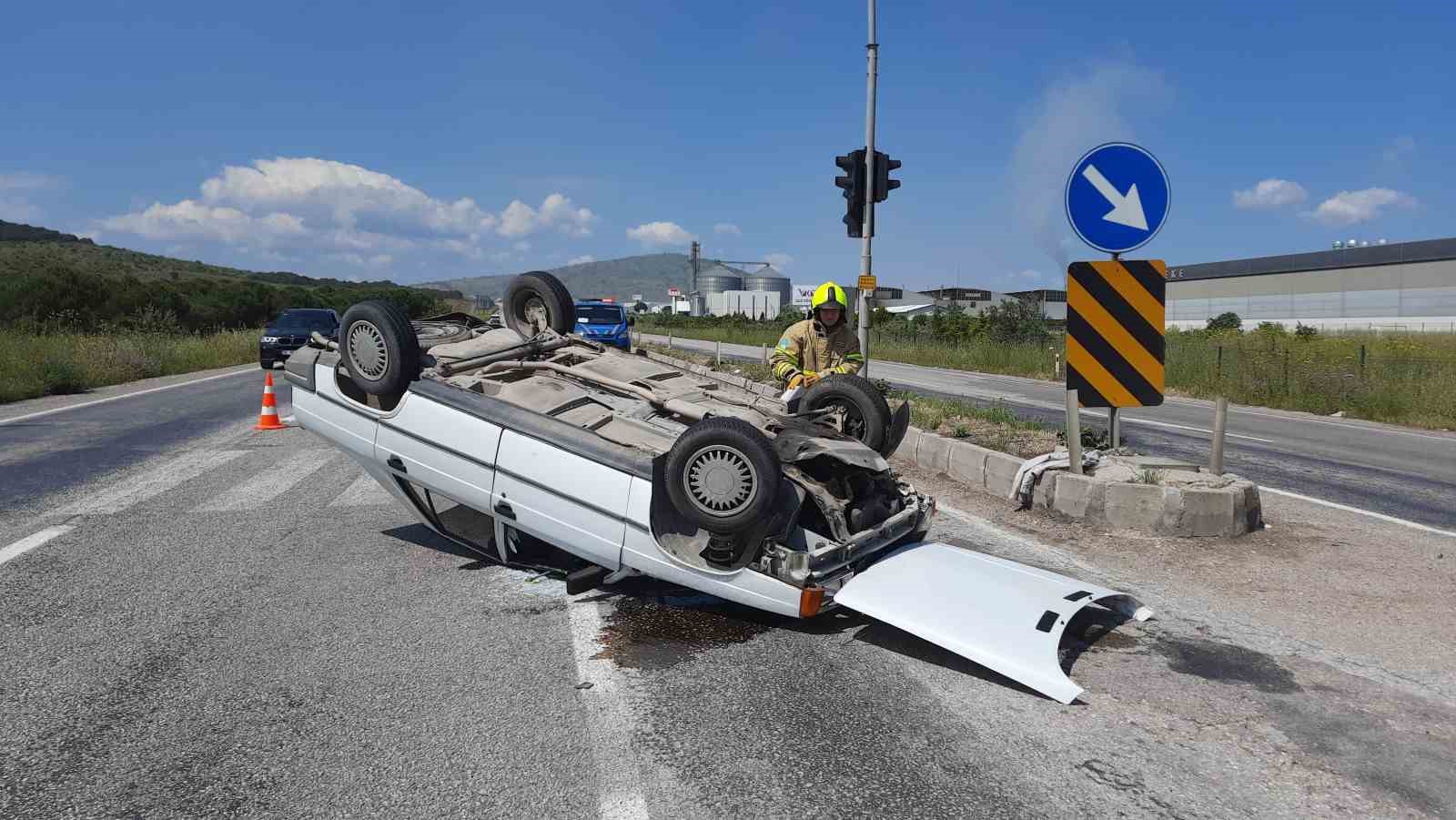 Gönen’de trafik kazası: Takla atan araçta 2 kişi yaralandı