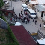 Kocaeli’deki iki grubun kavgasında tuğlalar havada uçuştu
