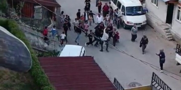 Kocaeli’deki iki grubun kavgasında tuğlalar havada uçuştu