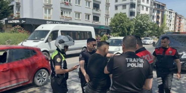 Yaya geçidinde kendisini uyaran yayayı dövdü