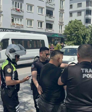 Yaya geçidinde kendisini uyaran yayayı dövdü