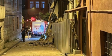 Fatih’te 2 katlı metruk bina çöktü