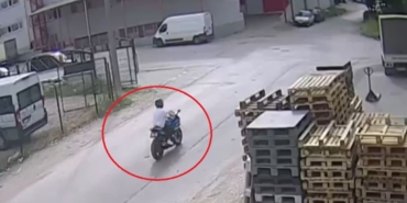 Bursa’da iki motosikletinin karıştığı kaza kamerada: 2 yaralı