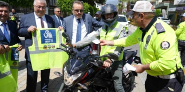 Edremit’te motosiklet sürücülerine reflektif yelek dağıtıldı