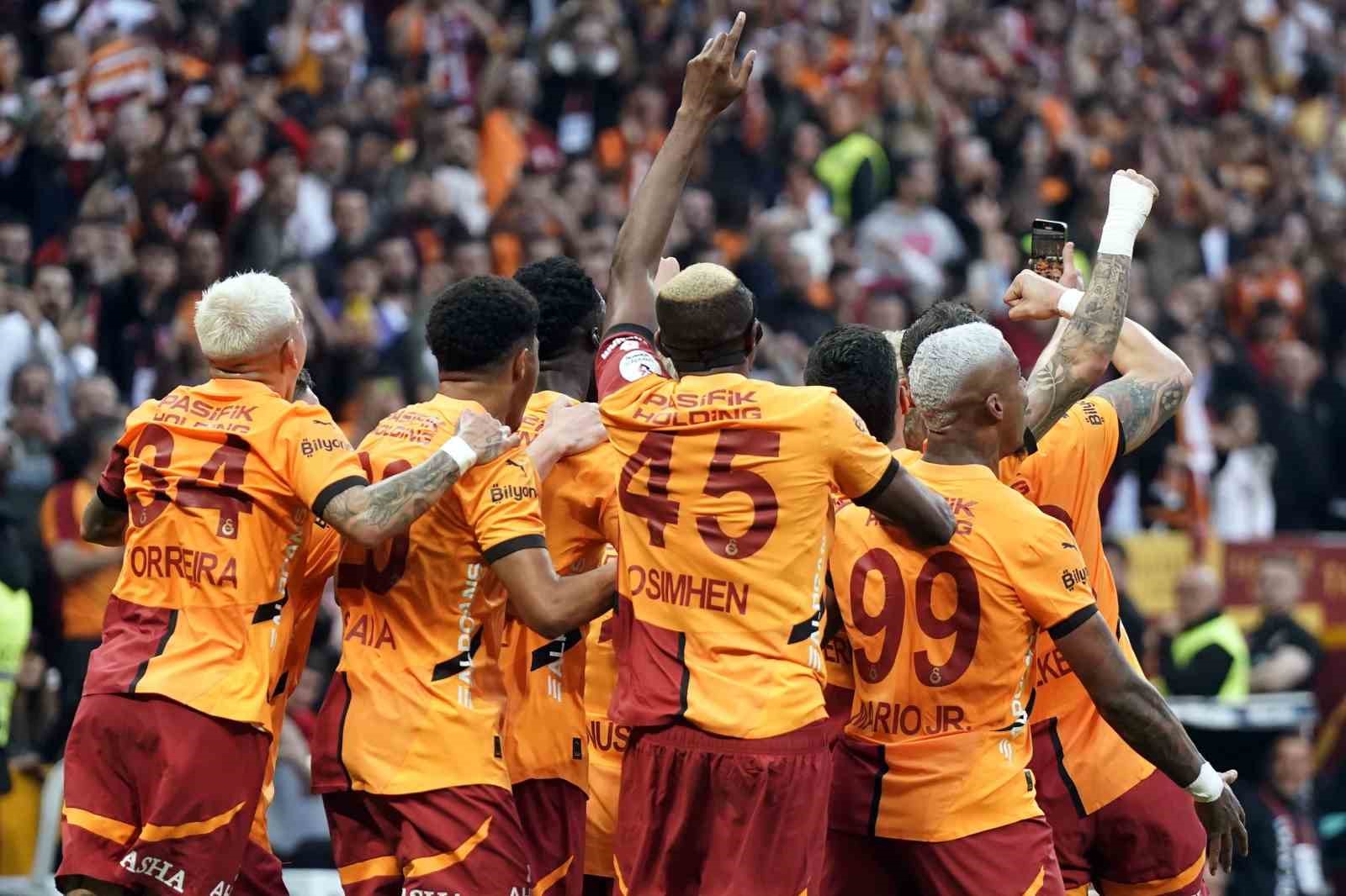 Şampiyon Galatasaray sadece 2 hafta lider olamadı