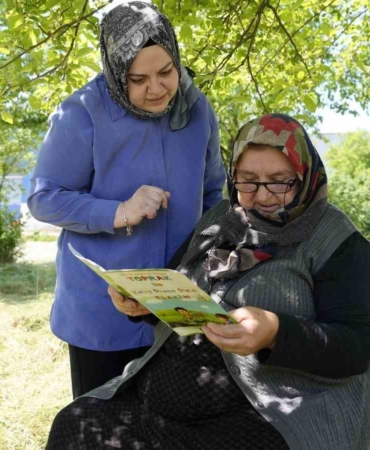 Kursa gitmeye fırsat bulamayınca bahçesinde okuma-yazma öğreniyor