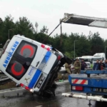 Tuzla’da hasta nakil ambulansı yan yattı: 3 yaralı