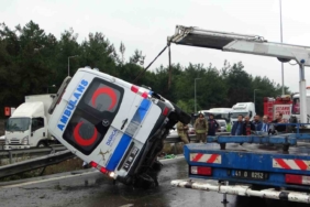 Tuzla’da hasta nakil ambulansı yan yattı: 3 yaralı