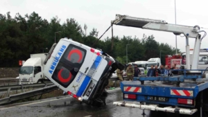 Tuzla’da hasta nakil ambulansı yan yattı: 3 yaralı