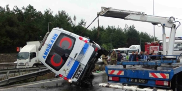 Tuzla’da hasta nakil ambulansı yan yattı: 3 yaralı