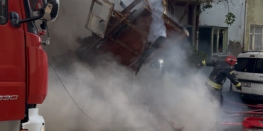 Kocaeli’de 2 ev alev alev yandı: Yanan ahşap ev duvarı 2 itfaiye erinin üzerine düştü