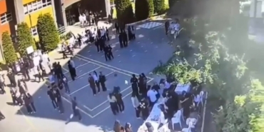 Sultanbeyli’de lise öğrencisi okul bahçesinde arkadaşını bıçakladı, o anlar kameraya yansıdı