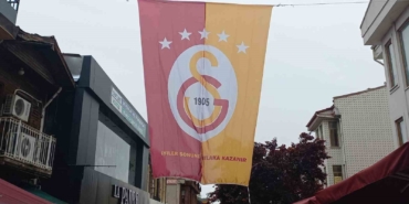 Edirne’de erken kutlama: Dev Galatasaray bayrağı Saraçlar Caddesi’ne asıldı