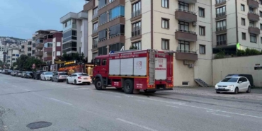 Otomobilin motoruna giren kedi, yaklaşık 2 saat sonra çıkarıldı