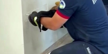 Fabrika duvarına sıkışan yavru kedinin imdadına itfaiye yetişti