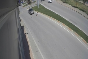 Otomobilin yayaya çarpma anı kamerada