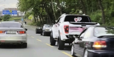 Düğün konvoyunda akıl almaz görüntü