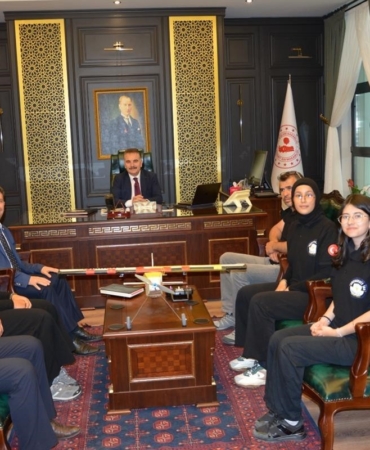 Kaymakam Odabaş, robotik şampiyonları ağırladı