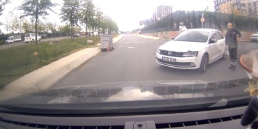 Sultangazi’de inatlaşan sürücülerin yol verme tartışması kamerada