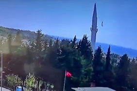 Büyükçekmece’de depremin ardından caminin aleminin düştüğü anlar kamerada