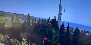 Büyükçekmece’de depremin ardından caminin aleminin düştüğü anlar kamerada