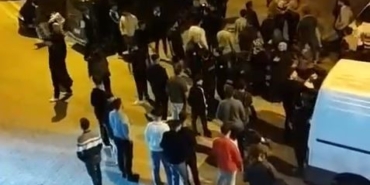Kaza sonrasında iki aile birbirine girdi; o anlar kamerada