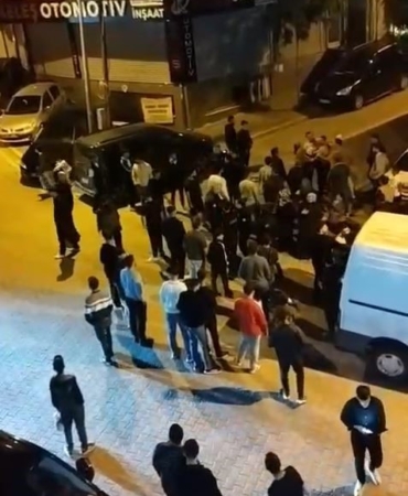 Kaza sonrasında iki aile birbirine girdi; o anlar kamerada