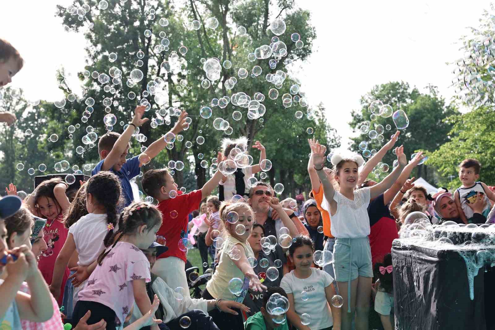 Binlerce çocuk bu şenlikte doyasıya eğlendi