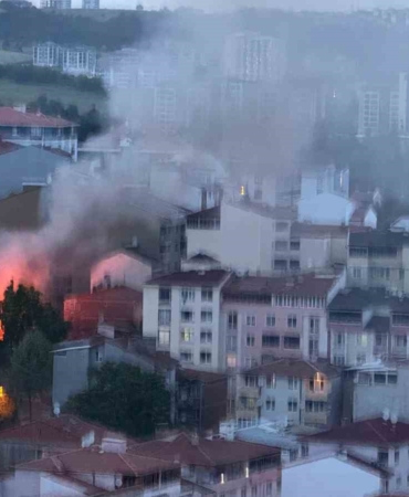 Bilecik’te çıkan yangında dumanlar gökyüzünü kapladı