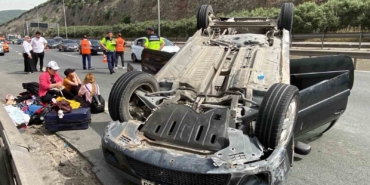 Beton bariyere çarparak takla atan araç ters döndü: 3 yaralı