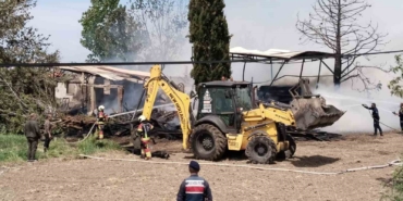 Ayvalık’ta kereste deposunda çıkan yangın güçlükle söndürüldü