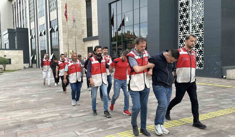 Polisin ’dur’ ihtarına uymayarak kaçan ve üniversite öğrencisinin ağır yaralanmasına sebep olan 2 şüpheli tutuklandı