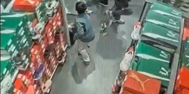 Mağazada unutulan telefonu çalan çocuk kamerada