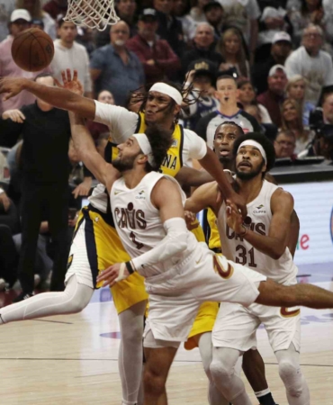 Indiana son saniyede attı, seriyi 2-0 yaptı