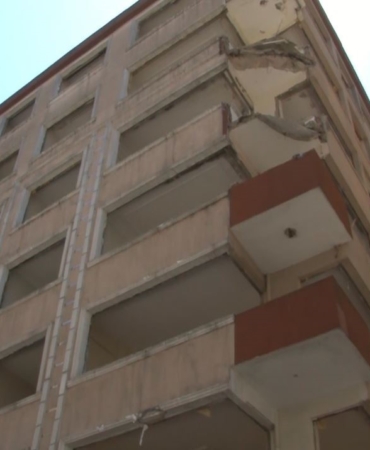 Bahçelievler’de yıkımı yapılan binanın balkonu deprem esnasında çöktü: 1 yaralı