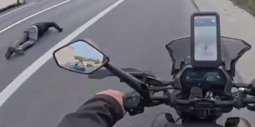 Esenyurt’ta motosiklet arızalanarak emniyet şeridinde duran kamyonete çarptı: 1 ağır yaralı