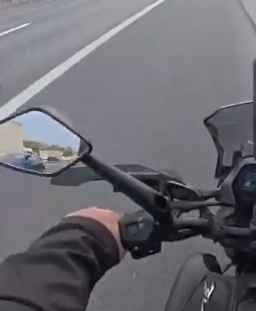 Esenyurt’ta motosiklet arızalanarak emniyet şeridinde duran kamyonete çarptı: 1 ağır yaralı