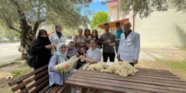 TAB öğrencileri geleneksel yöntemlerle yün ipliğini renklendirdi