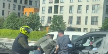 Yol ortasında birbirine girdiler, diğer araçların altında kalmaktan son anda kurtuldular