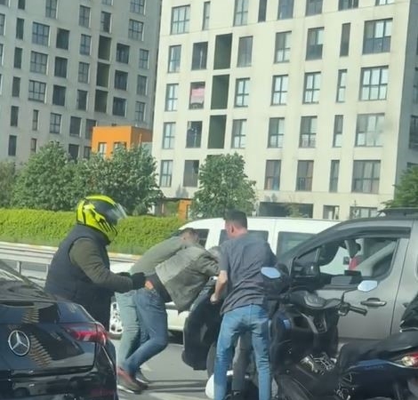 Yol ortasında birbirine girdiler, diğer araçların altında kalmaktan son anda kurtuldular