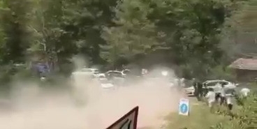 Ralli yarışında korku dolu anlar: Yarış aracı seyircilerin bulunduğıu bölgeye savruldu