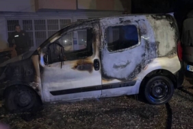 Park halindeki araç alev topuna döndü, geriye demir yığınları kaldı